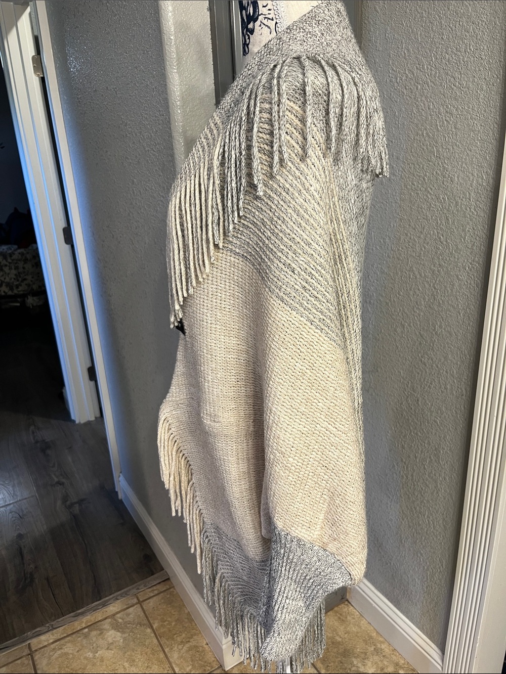 ON HOLD please don’t buy!

Fringed Open-Front Cardigan Sweater - Cream & Gray - Picture 4 of 8